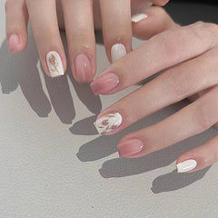 Elegant Floral Design Press-On Nail Set Wearing Short Flowers